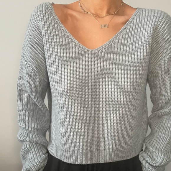 cropped loose v neck sweater - Picture 3 of 6